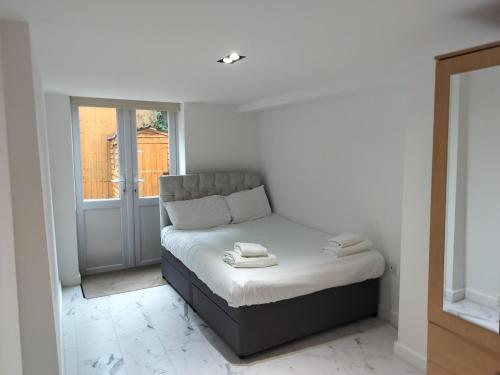 Modern London Apartment Minutes from the O2 Arena and Canary Wharf - image 6