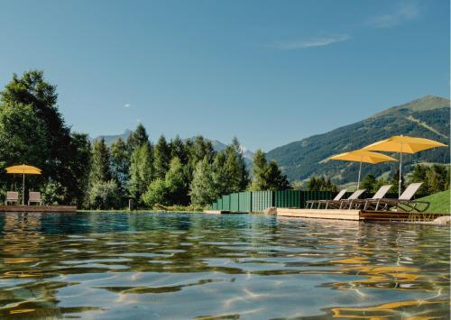 Hotel Norica - Thermenhotels Gastein mit dem Bademantel direkt in die Therme