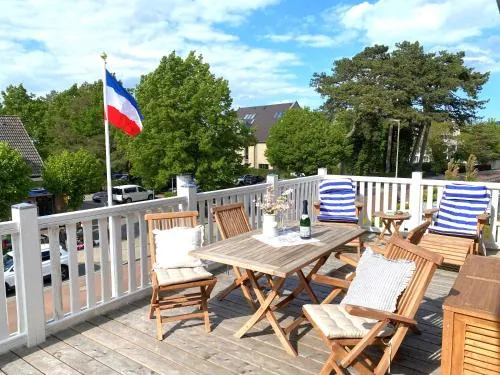 Villa Johanna App 3 - großzügiges Ferienappartement mit Balkon & Weitblick über den Niendorfer Hafen in Timmendorfer Strand, Deutschland