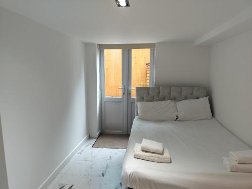 Modern London Apartment Minutes from the O2 Arena and Canary Wharf - image 5