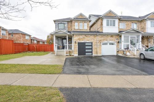 Entire 4BR 3BA Home in Mississauga, Sleeps 10, 10 mins to Pearson Airport – khách sạn tại Meadowvale