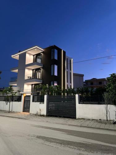 Hotel Aluor, Wlora