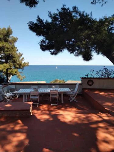 Villa fronte mare con terrazza, spiaggia e piscina