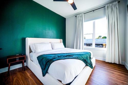 Bed, Elite Emerald Suite with Pool, Laundry, Parking in Love Field vliegveld
