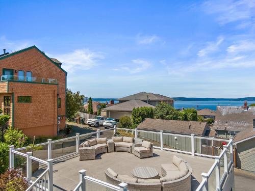 Cozy Old Town condo Garage Patio Steps to Ruston Way!