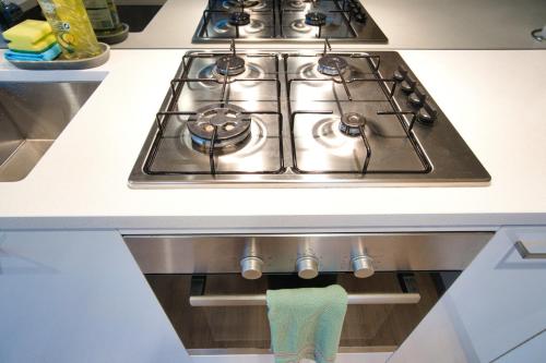 Bright and Modern 2BR Apt with Pool and Wellness Facilities - image 4