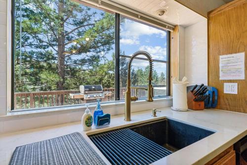 Konyha, Fully Remodeled Spacious Slope Views Wet bar in Big Bear City (CA)