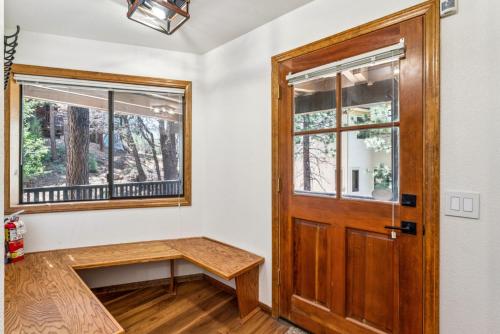 Bejárat, Fully Remodeled Spacious Slope Views Wet bar in Big Bear City (CA)