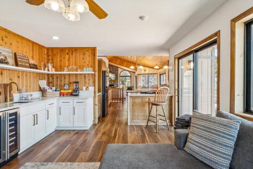 Konyha, Fully Remodeled Spacious Slope Views Wet bar in Big Bear City (CA)