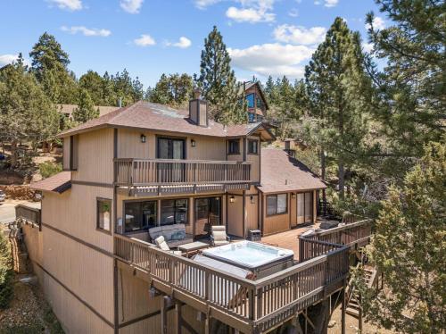 Fully Remodeled Spacious Slope Views Wet bar in Big Bear City (CA)