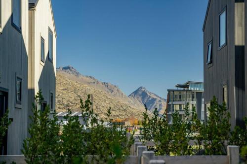 Southern Peaks Stay | Prime Location with parking - image 13