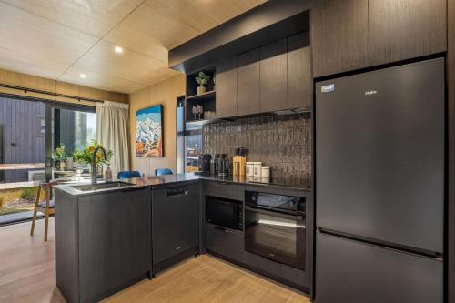 Southern Peaks Stay | Prime Location with parking - image 3