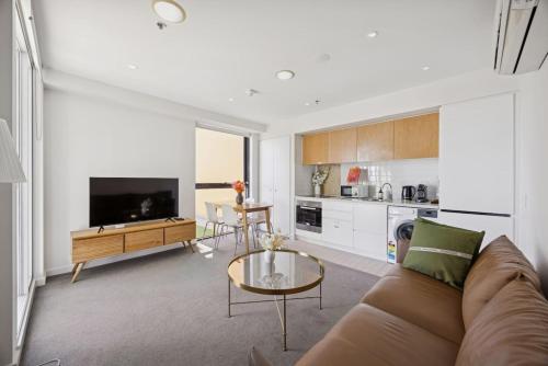 CBD Central Calm 2BR | Pool • Sauna • Parkings – khách sạn tại West Beach