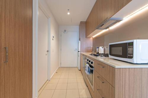 Vision On Morphett Studio Apartment with Parking - image 5