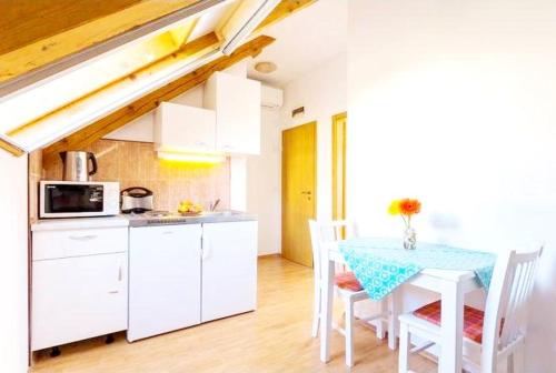 Sandy Beach Apartments 5