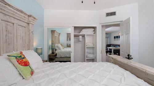 Stunning 5th-Level Condo w Pool Princesa E-504 - image 2