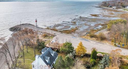 Waterfront house in Saint-Jean-de-l'Île-d'Orléans