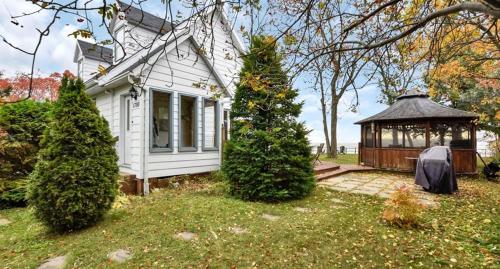 Waterfront house in Saint-Jean-de-l'Île-d'Orléans