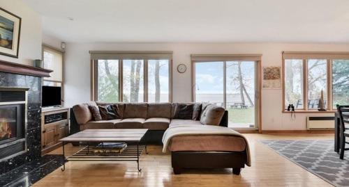 Waterfront house in Saint-Jean-de-l'Île-d'Orléans