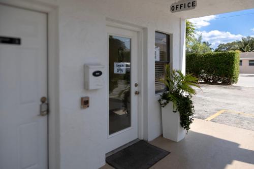 Palm Breeze Hotel 4