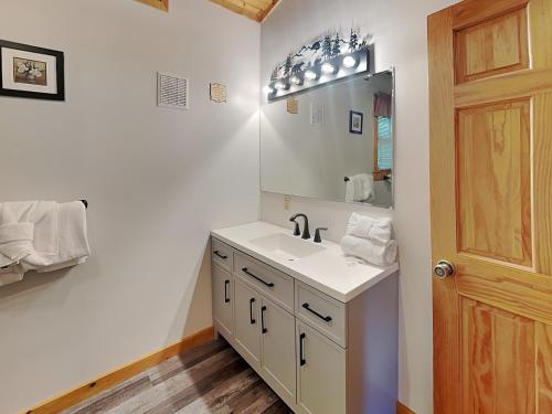 Cherished Memories, 2 Bedrooms, Sleeps 6, Jetted Tub, Near Golf Course in Gatlinburg, USA