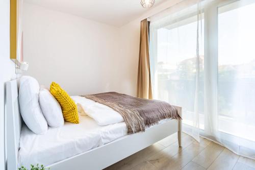 Central - Balcony - Cozy - Easy Stay - image 13