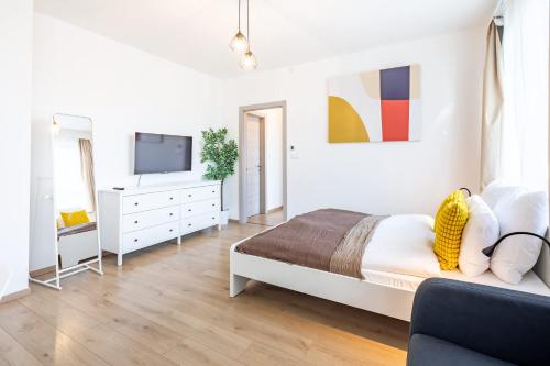 Central - Balcony - Cozy - Easy Stay - main image