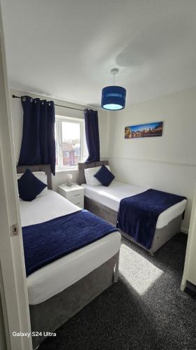 Guestroom, Affluent Living Property perfect for contractors & individuals Free Parking in Wigan