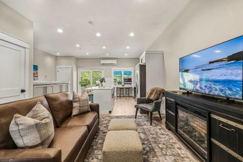 Mountain Getaway Modern Condo in Svanvalija (ID)