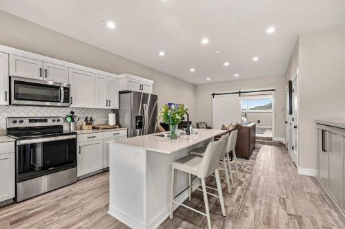 Mountain Getaway Modern Condo in Svanvalija (ID)