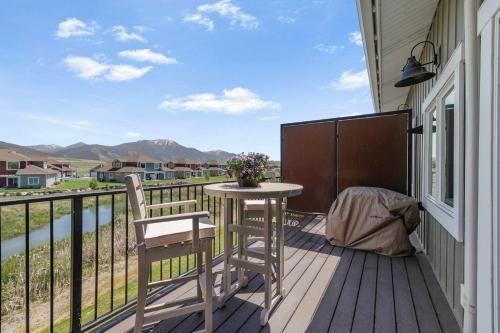 Mountain Getaway Modern Condo in Svanvalija (ID)