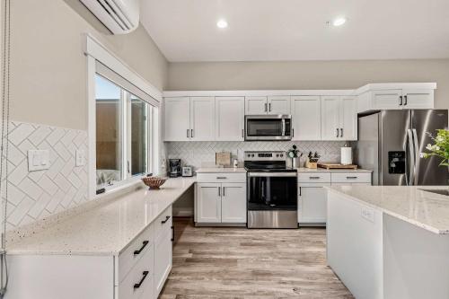 Mountain Getaway Modern Condo in Svanvalija (ID)