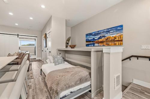 Mountain Getaway Modern Condo in Svanvalija (ID)