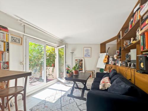 Sunny Flat Steps from Metro & Shops in Montmartre Area