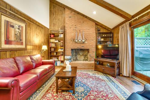 3 Mi to Dtwn Cary! Spacious Home w/ Deck & Grill in Cary Belváros