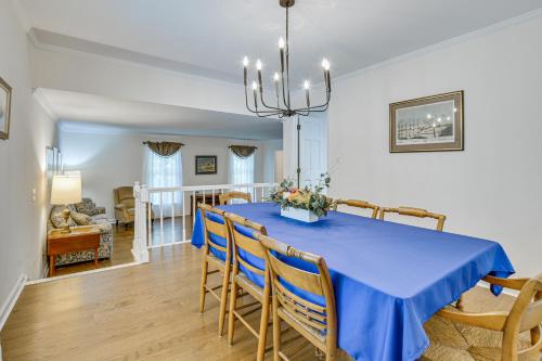 3 Mi to Dtwn Cary! Spacious Home w/ Deck & Grill in Cary Belváros