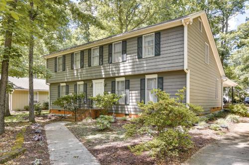 3 Mi to Dtwn Cary! Spacious Home w/ Deck & Grill in Cary Belváros