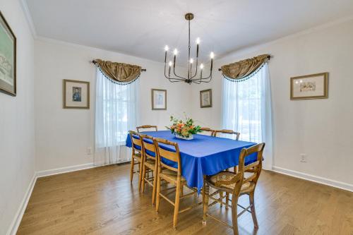 3 Mi to Dtwn Cary! Spacious Home w/ Deck & Grill in Cary Belváros