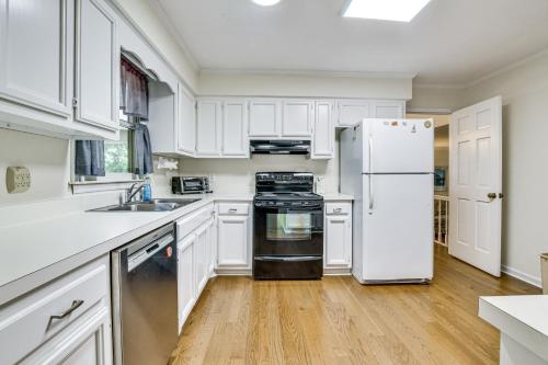 3 Mi to Dtwn Cary! Spacious Home w/ Deck & Grill in Cary Belváros