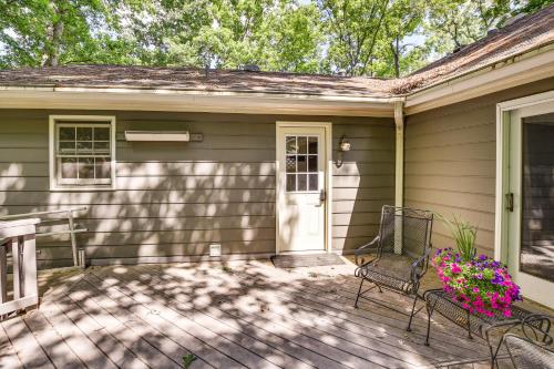3 Mi to Dtwn Cary! Spacious Home w/ Deck & Grill in Cary Belváros