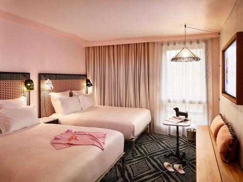 2 queen beds