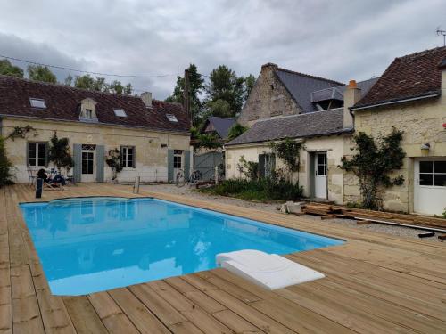 Maison au cœur des châteaux. (Maison au cœur des chateaux.) in La Chapelle-aux-Naux