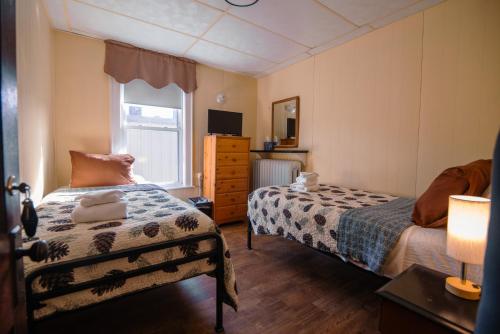 2 twin beds