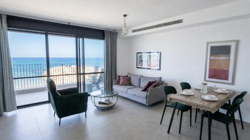 PORT CITY- 1 Bdrm Apt W Balcony Beachfront MAMAK – khách sạn tại Bat Galim