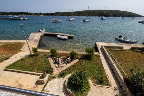 Apartments by the sea Ilovik, Losinj - 25973 in Ilovik