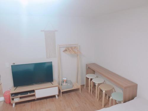 7, near hongdae, quiet area, 1st floor
