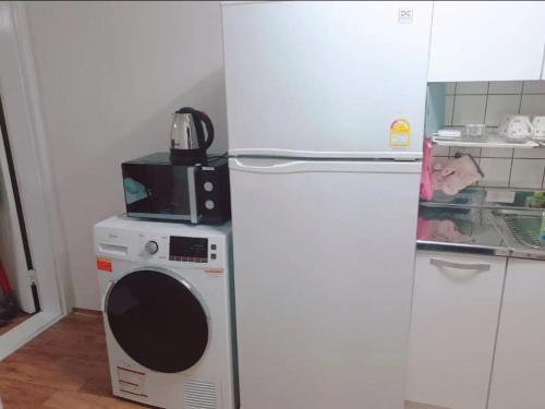 7, near hongdae, quiet area, 1st floor