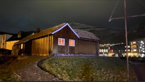Small renovated boathouse down by the sea in Klaksvík