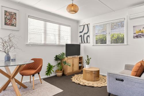 Wanderlust Retreat- Quaint and Romantic Cottage - image 3