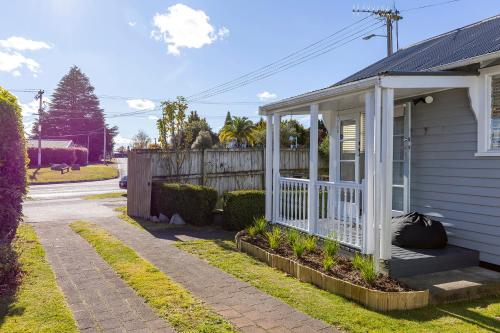 Wanderlust Retreat- Quaint and Romantic Cottage - image 4